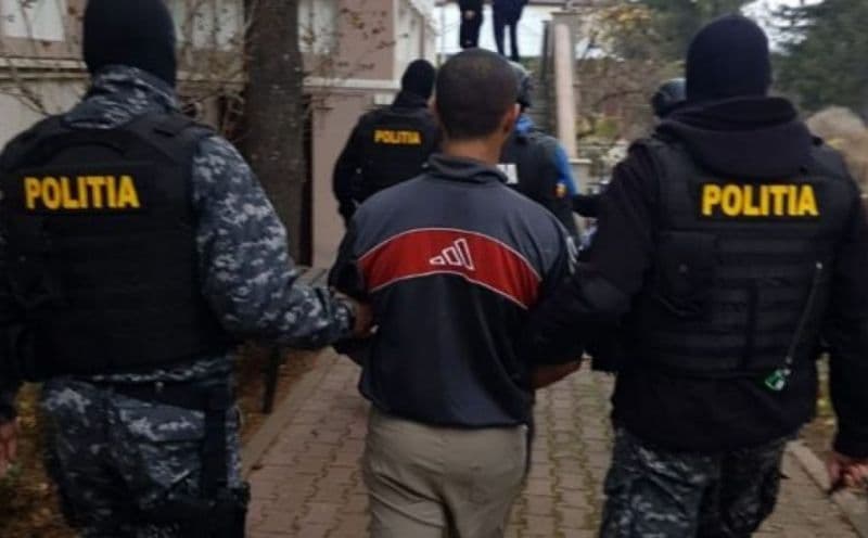 Tineri reținuți de polițiști după ce au pipăit o minoră apoi au făcut scandal într-un bar