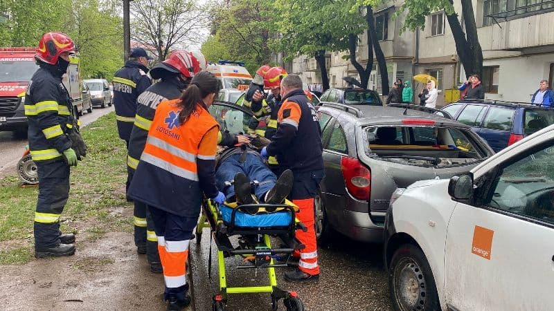 Carambol cu patru mașini pe o stradă din Botoșani. O persoană a ajuns la spital - FOTO