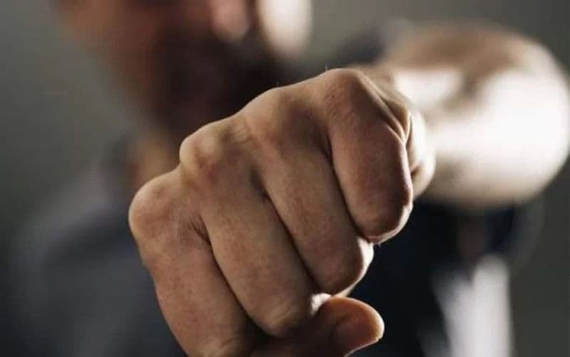 Conflict în fața unui fast-food din Botoșani: Bărbat bătut de concubinul vânzătoarei