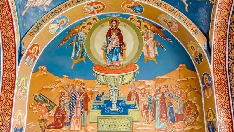 Sărbătoare cu cruce roşie de Izvorul Tămăduirii