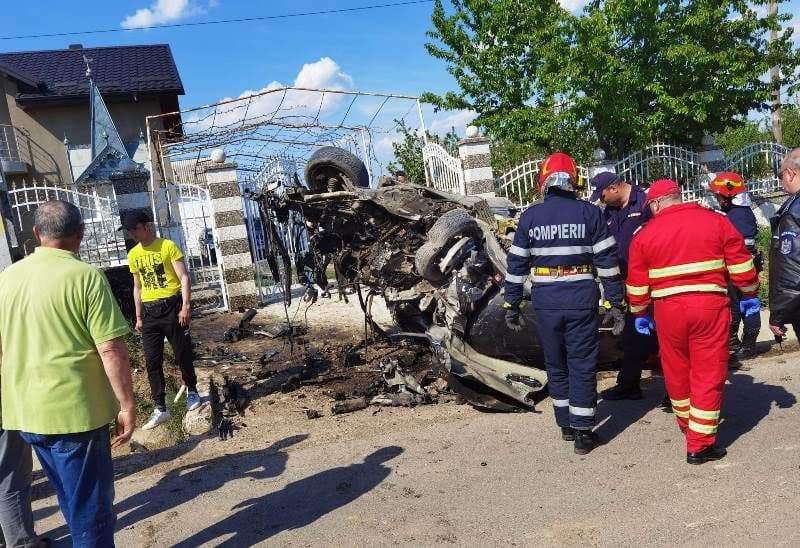 Bărbat rănit după ce mașina pe care o conducea s-a izbit violent de un cap de pod - FOTO