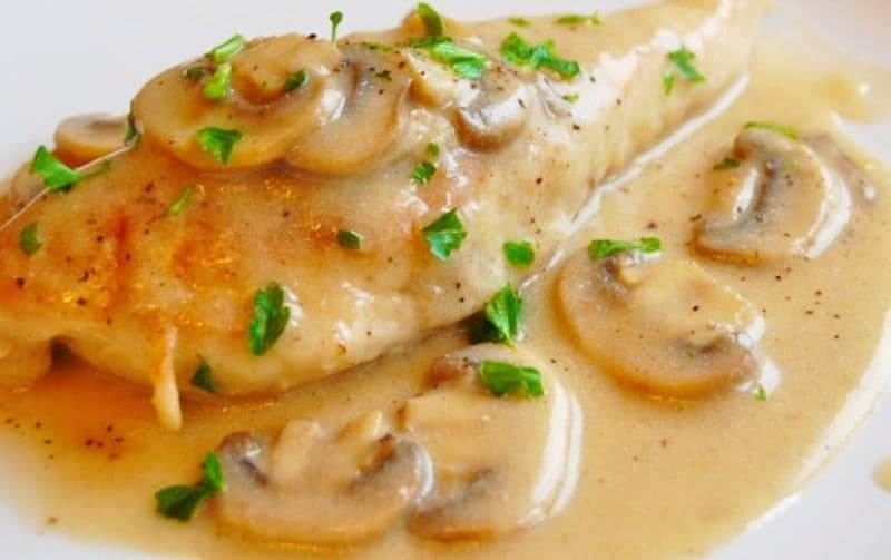 Piept de pui cu sos de ciuperci