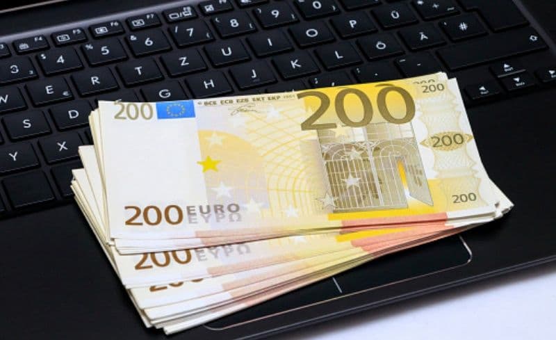 Elevii din Dorohoi primesc bani pentru calculatoare. Calendar Euro 200: Detalii privind înscrierea și depunerea actelor