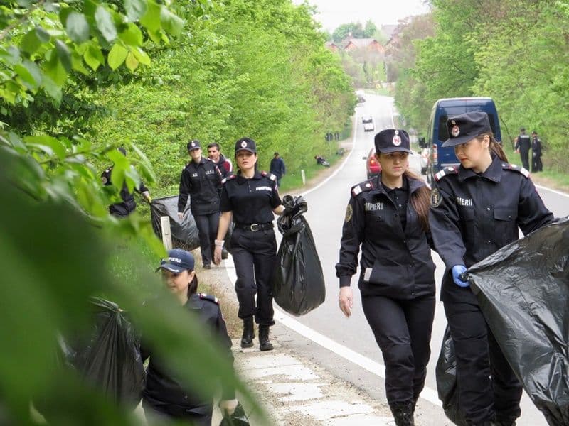 Pompierii botoșăneni au participat la campania națională de ecologizare - FOTO