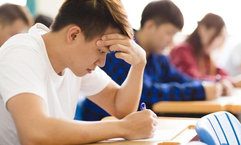 Tezele obligatorii vor fi eliminate. Elevii vor avea o singură medie la final de an