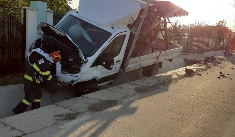 Două mașini distruse într-un accident rutier produs în această dimineață - FOTO