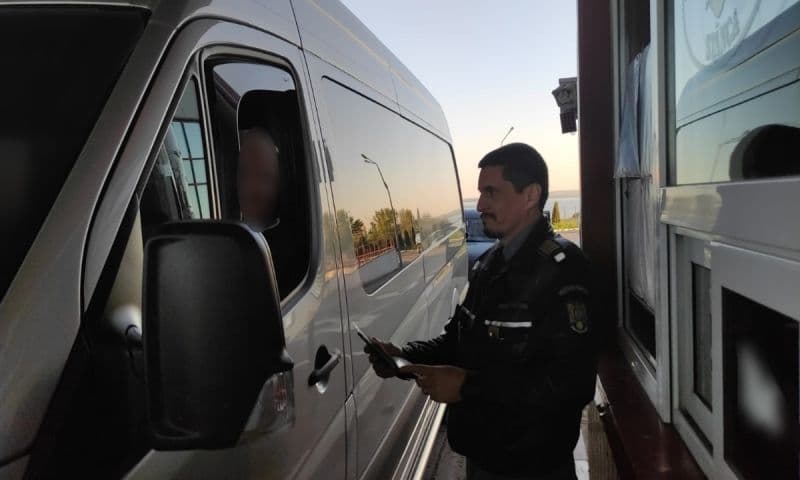 Cărți de identitate false ascunse în încălțăminte, descoperite la controlul de frontieră