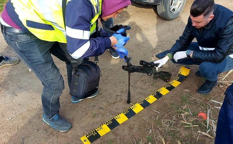 Armă confiscată de polițiști. Era ascunsă în zona de depozitare a gunoiului