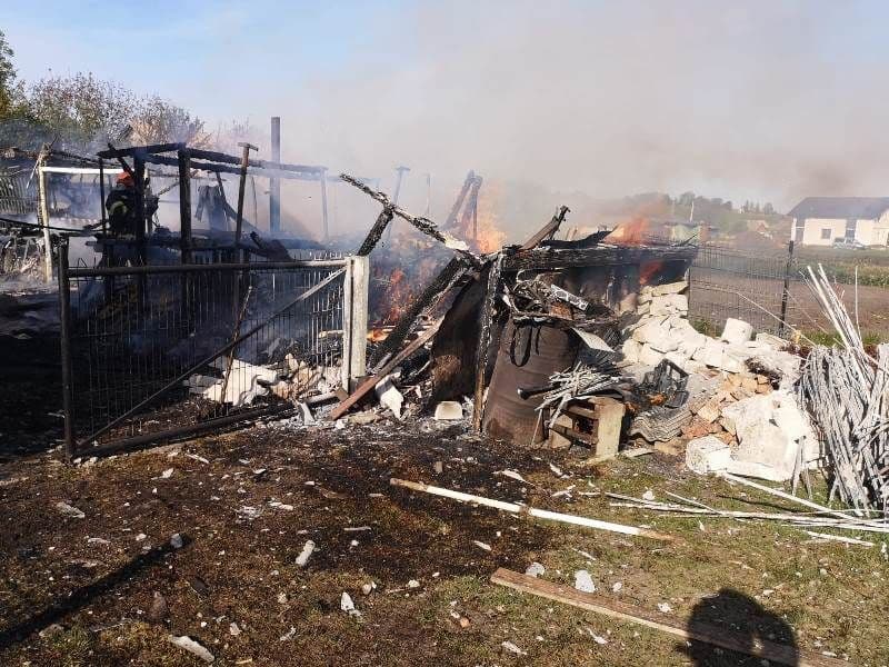 Anexă din Pădureni transformată în scrum. Mai multe păsări au pierit în incendiu - FOTO