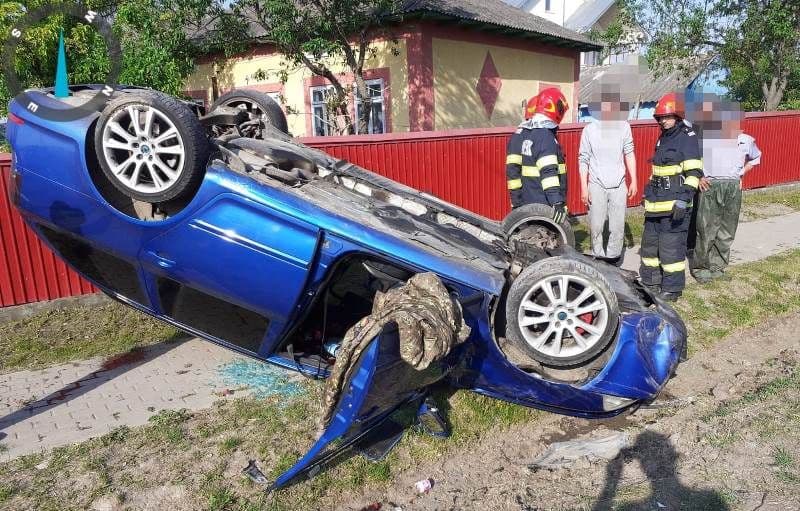 Accident violent în județ! Patru persoane au fost rănite în urma ciocnirii a două mașini - FOTO 