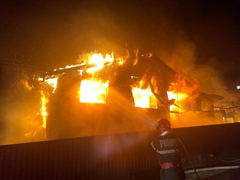 Pompierii din Dorohoi și Darabani intervin pentru stingerea unui incendiu puternic la Concești - FOTO