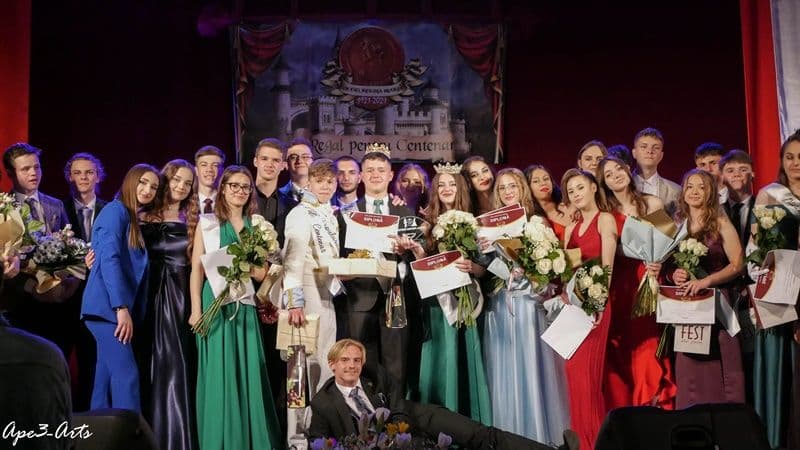 Regal pentru centenar – Liceul „Regina Maria” și-a ales regele și regina - FOTO