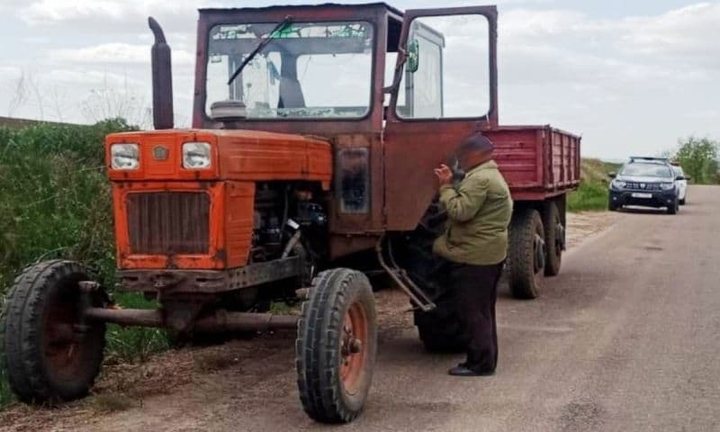Conducea un ansamblu rutier, fără să deţină permis de conducere valabil 