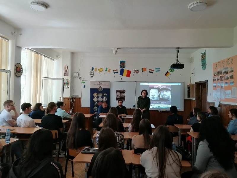 Poeți în dialog... cu elevii Liceului „Regina Maria” Dorohoi - FOTO