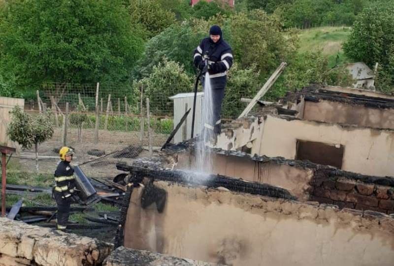 Instalațiile electrice defecte sau improvizate au provocat două incendii în județ - FOTO