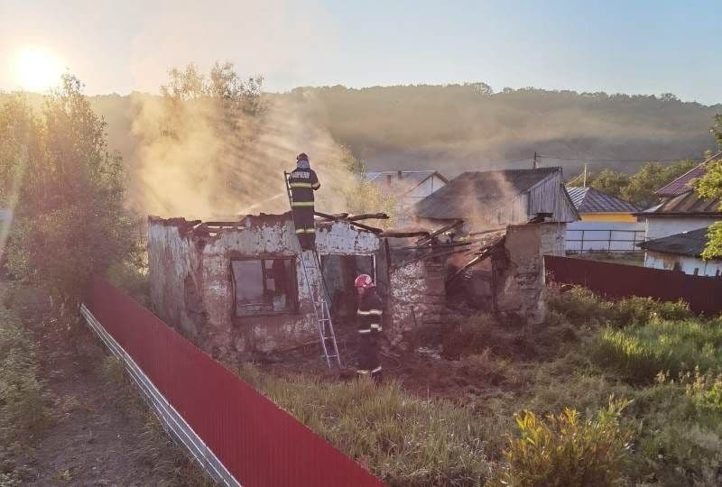 Casă distrusă într-un incendiu izbucnit de la o lumânarea lăsată nesupravegheată - FOTO