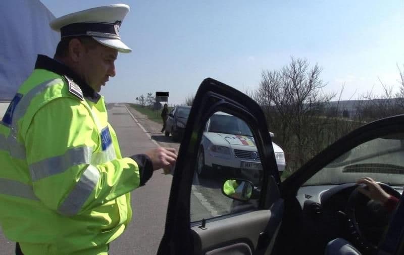 Șofer prins la volan de polițiști deși avea permisul reținut