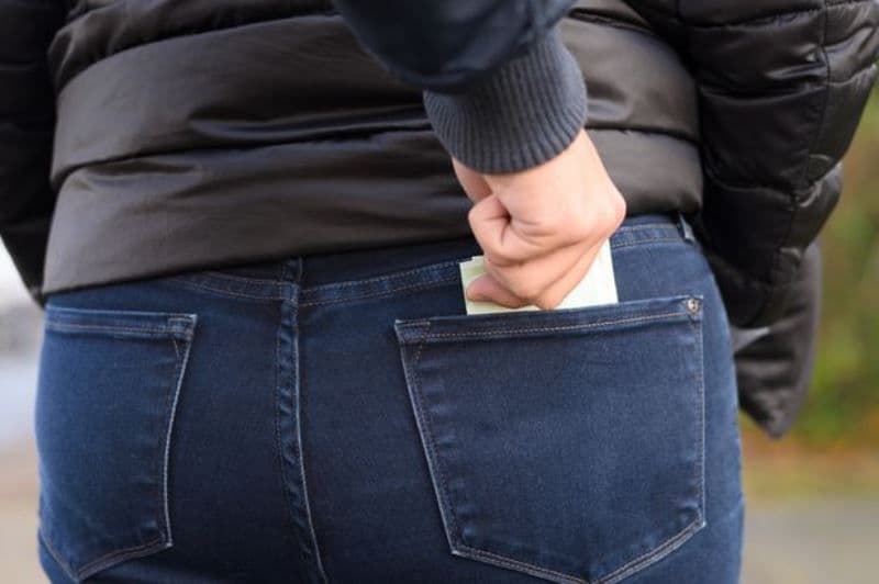 Femeie reținută după ce a sustras 1700 de lei din buzunarul unui bătrân