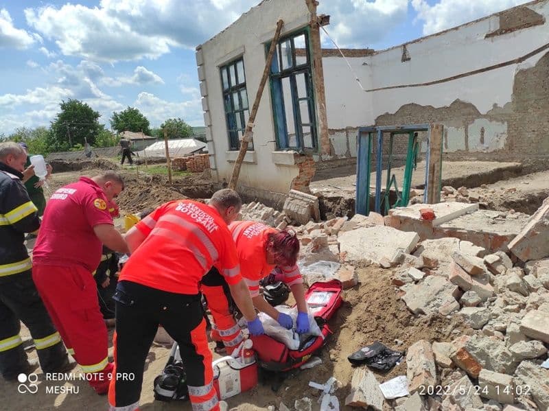 Tragic! Un bărbat a decedat și altul este în stare gravă după ce peretele unei case a căzut peste ei - FOTO