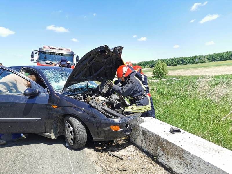 O femeie a ajuns la spital după ce a intrat cu mașina într-un cap de pod