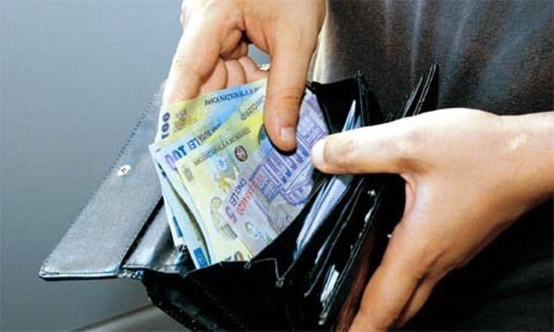 Tineri reținuți după ce au sustras mai multe bunuri și bani