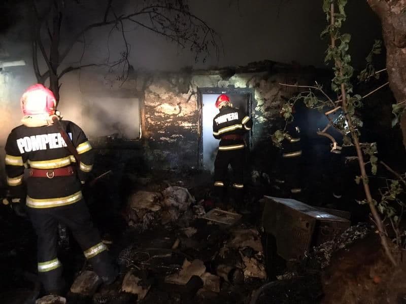 Casă din Broscăuți distrusă în totalitate într-un incendiu produs din neglijență – VIDEO / FOTO