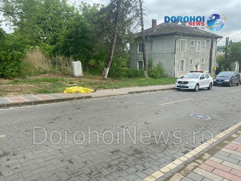 Bărbat găsit decedat pe un trotuar din zona centrală a municipiului Dorohoi - FOTO