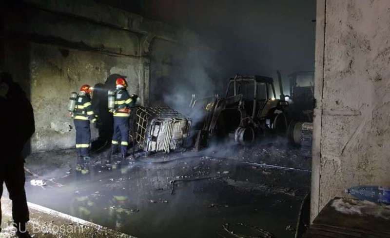 Hală plină cu utilaje agricole distrusă într-un incendiu