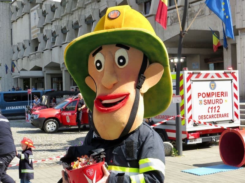 Sute de copii s-au întâlnit cu pompierul Sam în fața Prefecturii Botoșani