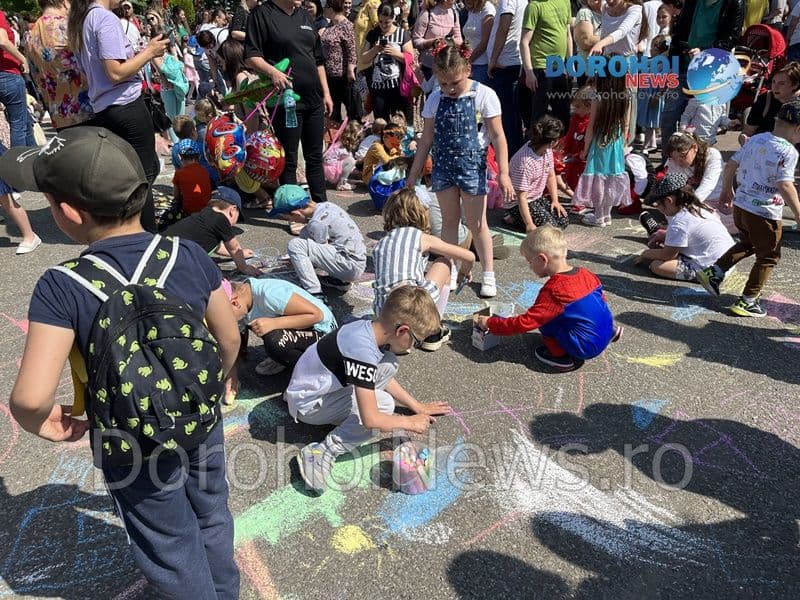Ziua Copilului sărbătorită în forme și culori pe asfaltul din fața Primăriei Dorohoi - FOTO