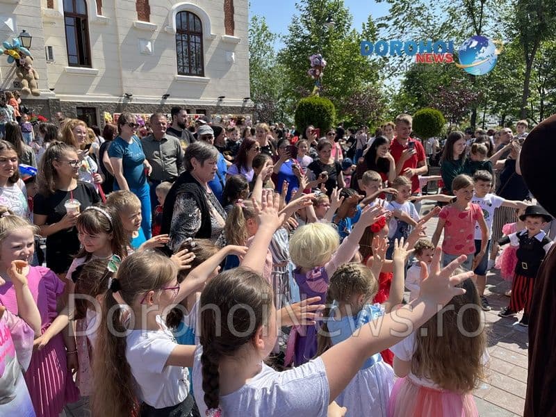 Parada personajelor de basm în zi de sărbătoare la Dorohoi - FOTO