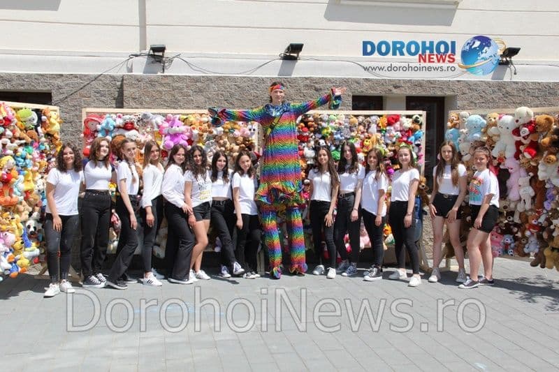 Flashmob în stil reginist. Elevii Liceului „Regina Maria” Dorohoi au animat atmosfera cu o demonstrație de dans plină de energie! – FOTO