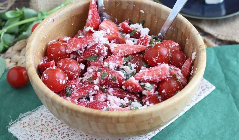 Salată de căpșune, roșii, feta și busuioc