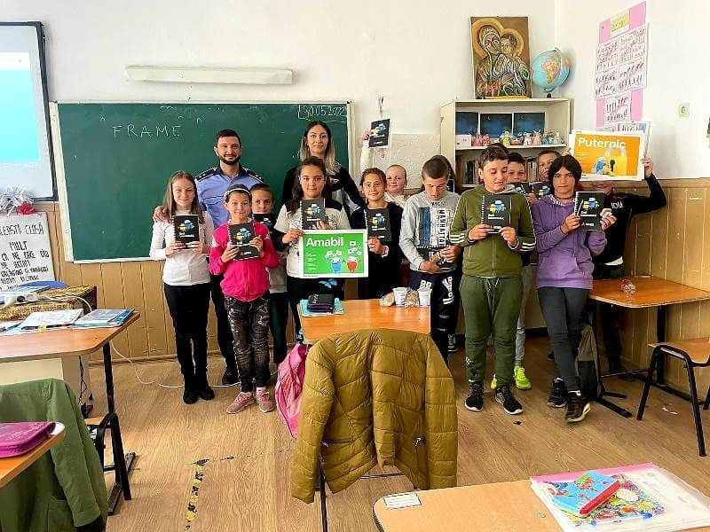 Poliţiştii botoşăneni – ambasadori ai programului „EROII INTERNETULUI” - FOTO