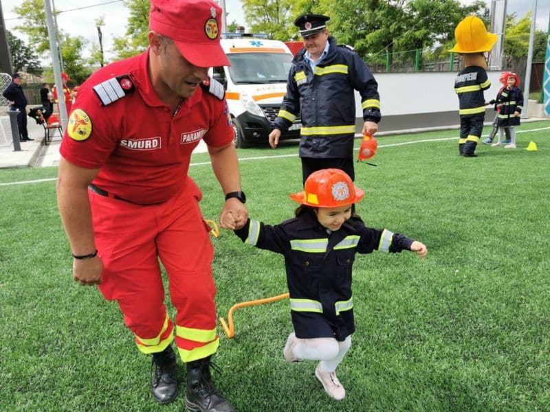 Pompierii botoșăneni, prietenii copiilor - FOTO