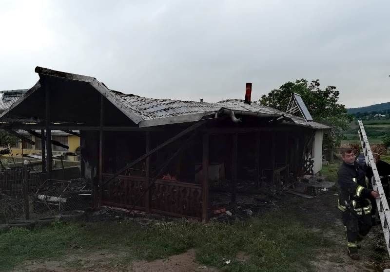 Incendiu într-o gospodărie din județ! Acoperișul unei case și un magazin au fost distruse! - FOTO