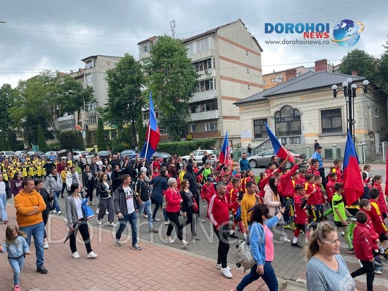 Invitație la un stil de viață sănătos. Parada micilor fotbaliști organizată la Dorohoi - FOTO