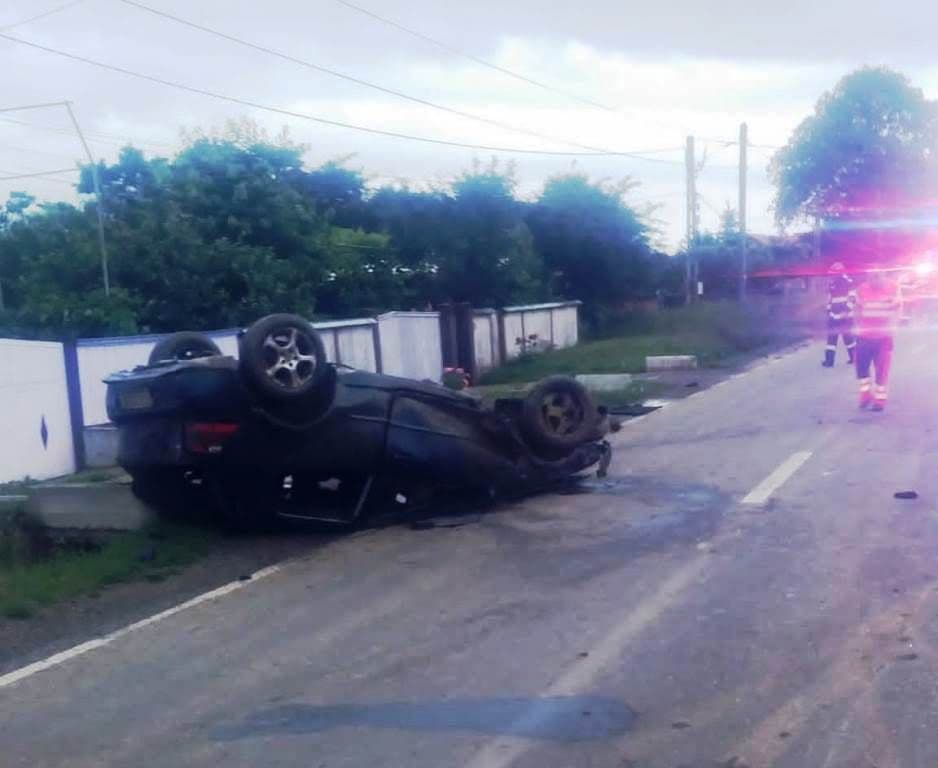 ACCIDENT! Tânăr rănit după ce autoturismul în care se afla s-a izbit de un cap de pod - FOTO