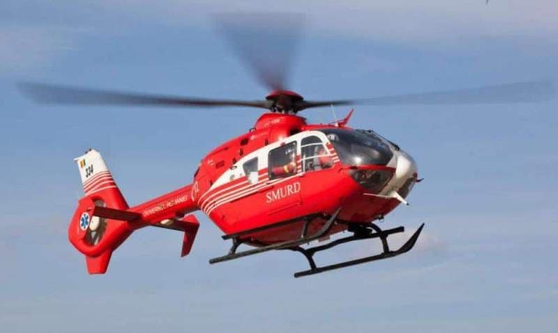Tânărul rănit în accident, transportat cu un elicopter SMURD la Iași