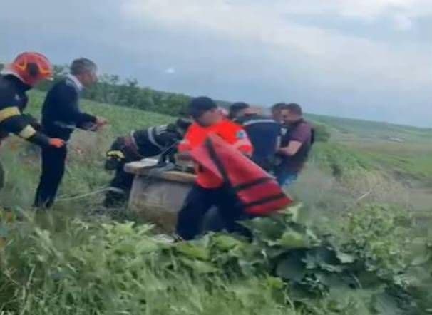 Femeie salvată de pompierii dorohoieni dintr-o fântână adâncă de aproximativ șase metri