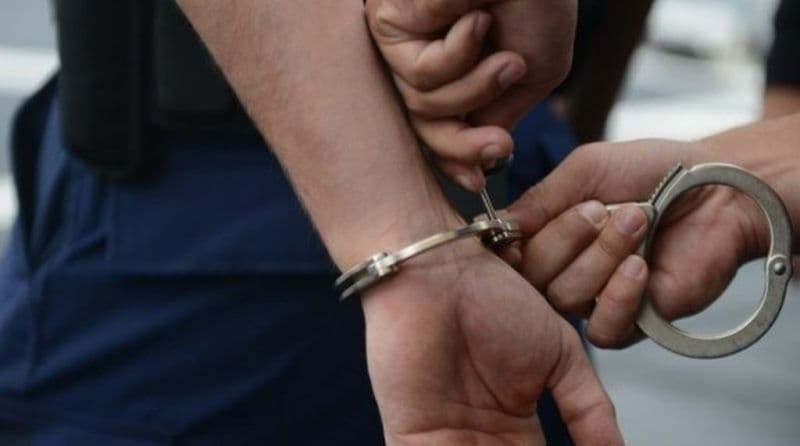 Trei frați și tatăl lor reținuți după ce au întreținut raporturi intime sora lor, respectiv fiica