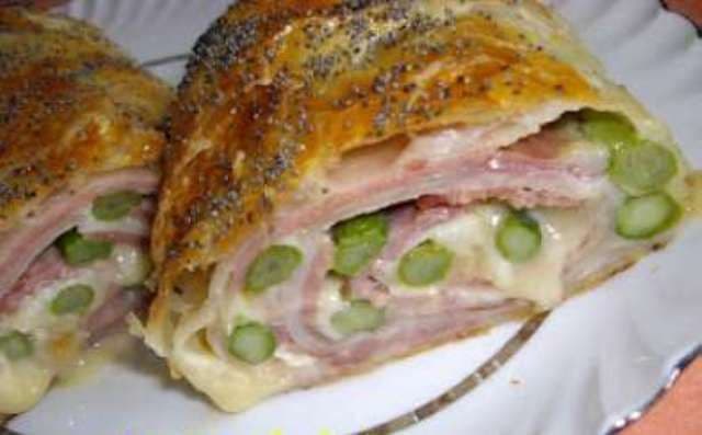 Ruladă cu sparanghel, brânză și prosciutto crudo