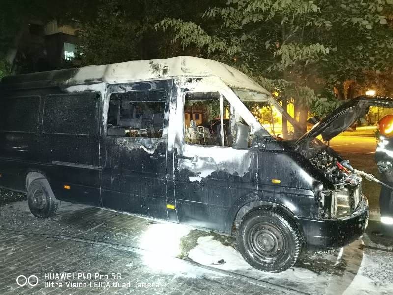 Mașină distrusă de foc pe o stradă din Botoșani