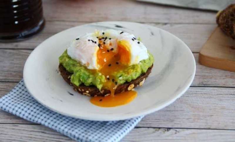 Toast cu avocado și ou poșat