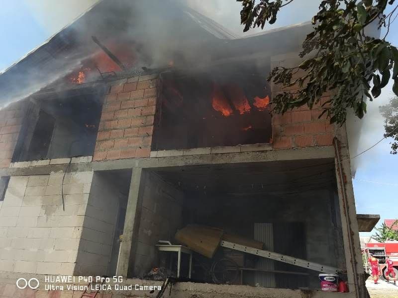 Incendiu violent la casa unei familii din comuna Nicșeni - FOTO
