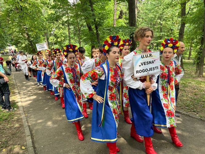 Tradiție și  voie bună la parada costumelor populare din cadrul Festivalului Internațional „Mugurelul” - FOTO