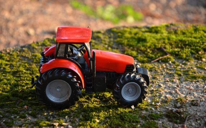 Beat și fără permis a plecat cu tractorul la treabă