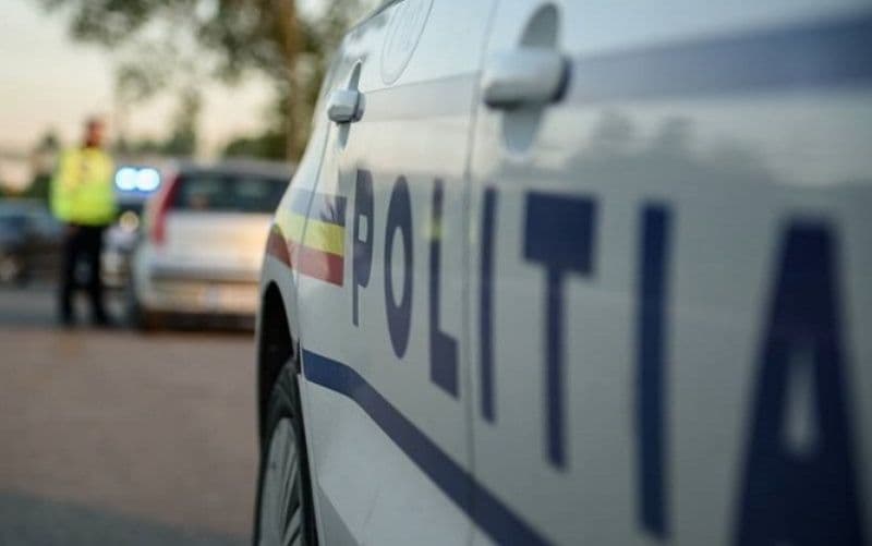 Accident în Dorohoi – Bărbat fără permis, beat-criță, reținut de polițiști după ce a lovit o mașină parcată