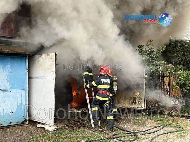 Două garaje și o mașină distruse într-un incendiu izbucnit în Dorohoi - FOTO
