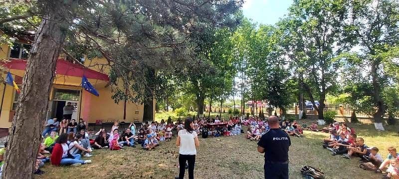 Polițiștii, în tabără, alături de copii pentru prevenirea consumului de droguri și a fenomenului de bullying - FOTO